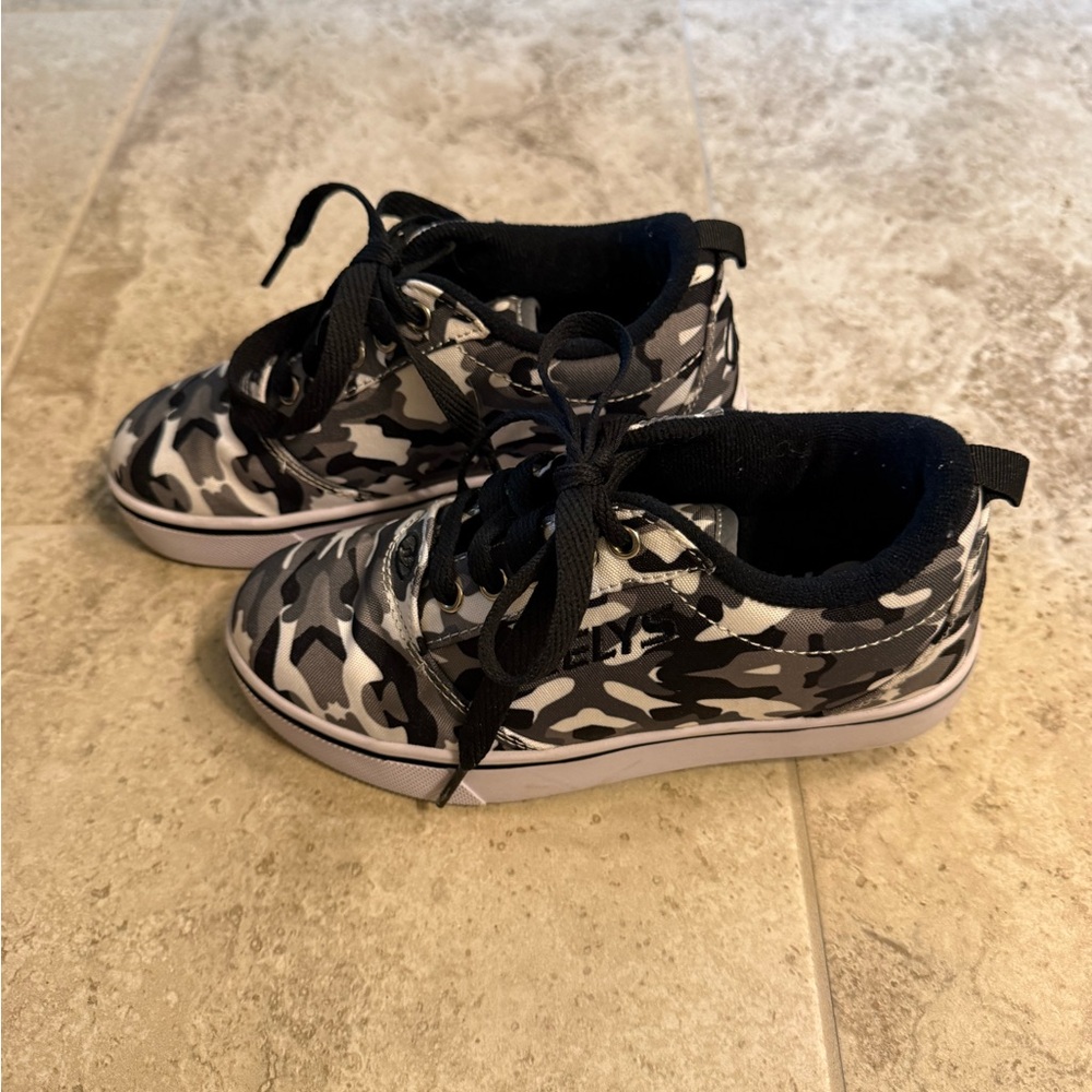 Heelys black camo boys shoes/wheels